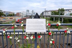 Der S-Bahnhof Wehrhahn - ein Ort der Erinnerung: An den grausamen Anschlag vor 20 Jahren erinnert die Gedenktafel am Vinzenzplatz.