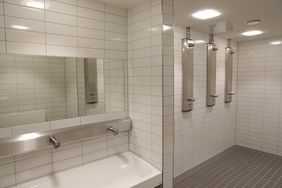 Zwei moderne, rollstuhlgerechte Duschräume stehen den Sportlern zur Verfügung.