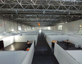 Das Briefwahlzentrum in der Halle 8B der Messe, wo 116 Briefwahlbezirke ausgezählt werden. Foto: Heigenfeld