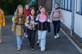 Schüler der Sternwartschule gemeinsam auf dem Schulweg. Foto: Michael Gstettenbauer