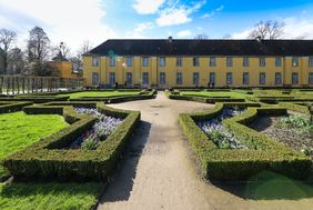 Im Schlosspark Benrath werden die Bartschüssel, der Französische Garten, der Parterregarten und das Kopfbeet im Blumengarten bepflanzt. Die Frühlingsbepflanzung steht im historischen Kontext der Anlage