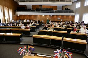 40 Nachwuchskräfte der Landeshauptstadt Düsseldorf wurden zu Staats- und Regierungschefinnen und -chefs des Europäischen Rates und vertraten die jeweils länderspezifischen Interessen. Foto: Lammert