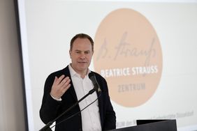 Oberbürgermeister Dr. Stephan Keller hielt bei der Eröffnung des Beatrice-Strauss-Zentrums ein Grußwort, Foto: Lammert