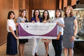 Das Team des Kompetenzzentrums rund um Leiterin Dorothea Körfers (3. v. l.) freute sich über die Verlängerung der Kooperationsvereinbarung. Foto: Zanin