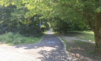 Der neue Geh- und Radweg am Denkmal Zeitfeld mit zurückgeschnittenem Buschwerk auf der linken Seite