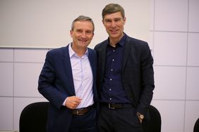 Oberbürgermeister Thomas Geisel (links) und Diakoniepfarrer Thorsten Nolting riefen die Düsseldorferinnen und Düsseldorfer dazu auf, sich am Tag der Offenen Gesellschaft zu beteiligen. Foto: David Young
