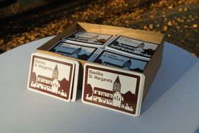 Auch auf Postkarten mit dem Motiv des Autobahnschildes wird jetzt für die Basilika St. Margareta geworben. Sie sind in der Basilika selber und in Tourist Informationen erhältlich. Foto: Gstettenbauer