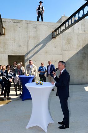 Oberbürgermeister Thomas Geisel wünschte beim Richtfest allen Beteiligten einen reibungslosen weiteren Bauverlauf; Foto: Schaffmeister