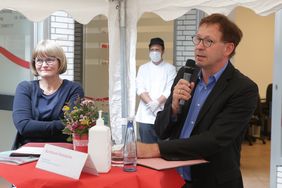 Vorstellung von Projekten gegen Langzeitarbeitslosigkeit im Rahmen eines Medientermins und Eröffnung des i-Punkt Arbeit in Garath mit Bürgermeisterin Klaudia Zepuntke und Stadtdirektor Burkhard Hintzsche. Foto: David Young