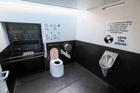 Blick in die neue autarke Ecotoilette am Stresemannplatz © Landeshauptstadt Düsseldorf/Michael Gstettenbauer