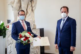 Dr. Michael Rauterkus (l.), Düsseldorfs neuer Beigeordneter für Wirtschaft, Digitalisierung, Personal und Organisation, hat von OB Stephan Keller die Ernennungsurkunde erhalten; Foto: Zanin