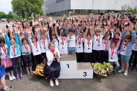 Bürgermeisterin Klaudia Zepuntke überreichte nach dem Wettbewerb allen Teilnehmenden eine Medaille und nahm zum Abschluss die Siegerehrung vor. © Landeshauptstadt Düsseldorf/Uwe Schaffmeister