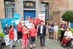 Menschen mit und ohne Behinderung treten auf der insgesamt 333 Kilometer langen Tour in die Pedale und wurden in Düsseldorf von Stadtdirektor Burkhard Hintzsche (vorne r.) begrüßt. Foto: Lammert