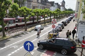 Seit Einführung von Tempo 30 und den Radfahrstreifen auf der jeweils rechten Fahrspur haben sich die Unfallzahlen laut Polizei fast halbiert. Archivfoto: David Young