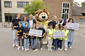 Gruppenbild der Gewinner-Grundschulen KGS Florensstraße, Hamm (1. Platz), KGS Fleher Straße, Flehe (2.), und Carl-Sonnenschein-Schule, Düsseltal (3.)