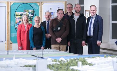 Eröffnung der Ausstellung 'Rand, Stadt, Liebe - Düsseldorf meine Stadt': Eröffnung der Ausstellung 'Rand, Stadt, Liebe - Düsseldorf meine Stadt': Oberbürgermeister Dr. Stephan Keller (r.) mit Mitwirkenden des Projekts, Foto: Gstettenbauer.