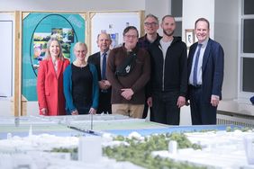 Eröffnung der Ausstellung 'Rand, Stadt, Liebe - Düsseldorf meine Stadt': Eröffnung der Ausstellung 'Rand, Stadt, Liebe - Düsseldorf meine Stadt': Oberbürgermeister Dr. Stephan Keller (r.) mit Mitwirkenden des Projekts, Foto: Gstettenbauer.