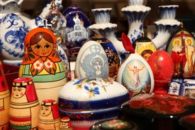 Auslage mit russischen Souvenirs (Maruschkas u.ä.)