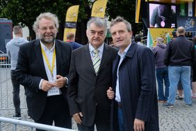 Bild: (V. l.) Düsseldorfer Polizeipräsident Norbert Wesseler, NRW-Innenminister Herbert Reul und OB Thomas Geisel. Foto: Michael Gstettenbauer
