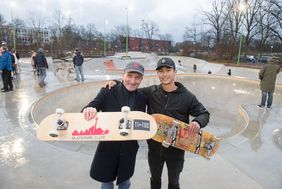Richtfest des Skateparks Eller: Oberbürgermeister Thomas Geisel und der Niederrheinmeister im Skate Bowl Lennard Janssen. Foto: Uwe Schaffmeister