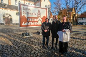 Stellten die neuen Hinweisschilder vor: Bezirksbürgermeister Karsten Kunert, Ole Friedrich, Düsseldorf Tourismus GmbH und Monsignore Oliver Boss (v.l.). Foto: Gstettenbauer