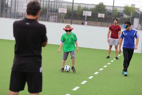 Die Spieler orientieren sich durch Geräusche, auch der Ball rasselt in Bewegung. Foto: Ingo Lammert