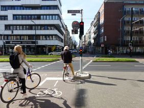 Radfahrende auf der Kirchfeldstraße haben nun ein eigenes Signal vor der Kreuzung der Corneliusstraße. Foto: Amt für Verkehrsmanagement