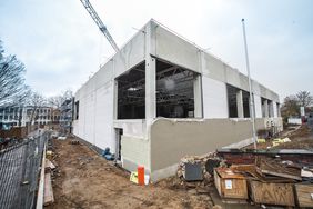 Auf dem Dach wird zusätzlich eine Photovoltaik-Anlage installiert. Zudem wird das Dach begrünt. Das Investitionsvolumen für den Bau der Dreifachsporthalle beläuft sich auf 8,8 Millionen Euro. Foto: Melanie Zanin