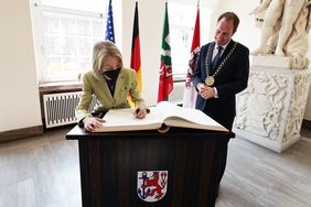 US-Botschafterin Dr. Amy Gutmann trug sich in das Goldene Buch der Stadt Düsseldorf ein