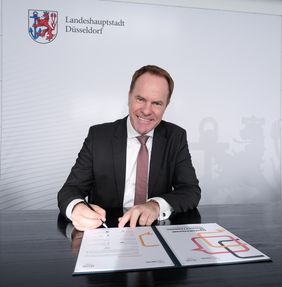 Oberbürgermeister Dr. Stephan Keller unterzeichnet das Memorandum of Understanding für die deutsche Olympiabewerbung; Fotos: Gstettenbauer