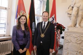 Die Botschafterin der Republik Serbien, Dr. Snežana Janković, zusammen mit Oberbürgermeister Dr. Stephan Keller am Dienstag, 21. November, im Düsseldorfer Rathaus. Foto: Ingo Lammert