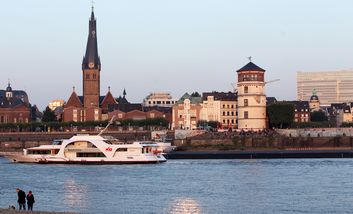 Rhein mit Schlossturm und Fähre