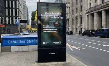 Foto aus der Altstadt, der Zukunftspreis wird auf einem Info-Bildsachirm beworben