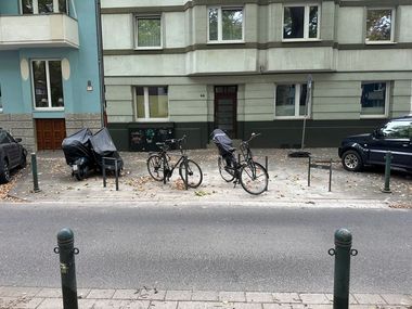 Foto von vier neuen Fahrradbügeln
