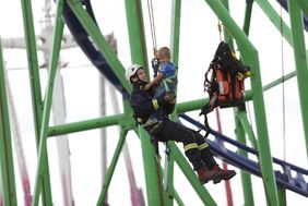 Die Höhenretter der Feuerwehr Düsseldorf üben vor Beginn der Kirmes auf den Oberkasseler Rheinwiesen die Rettung von Menschen aus Hochfahrgeschäften; Foto: Lammert