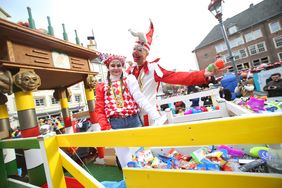 "Düsseldorf - gemeinsam jeck" - die Karnevalisten in der Landeshauptstadt feiern ihren Rosenmontagszug 2019. Foto: Melanie Zanin