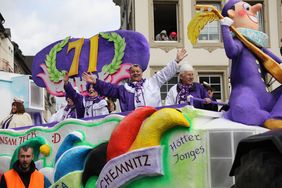 "Düsseldorf - gemeinsam jeck" - die Karnevalisten in der Landeshauptstadt feiern ihren Rosenmontagszug 2019. Foto: Melanie Zanin