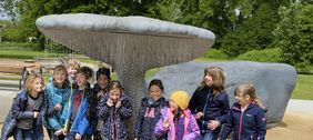 Schulkinder der Volker Rosin Schule freuen sich über die gelungene Neugestaltung. Foto: Wilfried Meyer