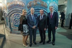 (V. l.) Museumsdirektorin Dr. Daniela Antonin, Prinz Amyn Aga Khan, Oberbürgermeister Thomas Geisel und Kulturdezernent Hans-Georg Lohe; Foto: Michael Gstettenbauer