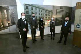 (V. r.) NRW-Innenminister Herbert Reul, Schirmherr der Sonderausstellung, Dr. Andrea Ditchen, Hildegard Jakobs, Dr. Bastian Fleermann, und OB Dr. Stephan Keller besichtigten die Sonderausstellung "Die Kommissare"; Foto: Michael Gstettenbauer
