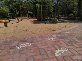 Kinder aus dem Stadtteil können ihre selbst gemalten Ameisenmotive wiedererkennen. Foto: Gartenamt
