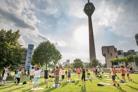 "Sport im Park", das kostenfreie Angebot des Sportamtes für alle Interessierte, startet am 14. Juni in seine siebte Saison. Unser Archivbild zeigt eine Übungseinheit auf der Bürgerwiese am Landtag; Foto: Krudewig