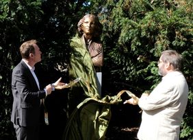 Die Büste von Rose Ausländer im Nordpark wurde am Montag, 5. September, von Oberbürgermeister Dr. Stephan Keller (l.) und Helmut Braun, Vorsitzender der Rose Ausländer-Gesellschaft, enthüllt. Foto: Meyer