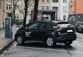 Die Landeshauptstadt Düsseldorf hat eine Entwicklungspartnerschaft mit dem Carsharing-Unternehmen Miles Mobility geschlossen. 16 Stellplätze sind jetzt an sieben Mobilitätsstationen verfügbar. Foto: Connected Mobility DüsseldorfDie Landeshauptstadt Düsseldorf hat eine Entwicklungspartnerschaft mit dem Carsharing-Unternehmen Miles Mobility geschlossen. 16 Stellplätze sind jetzt an sieben Mobilitätsstationen verfügbar. Foto: Connected Mobility Düsseldorf