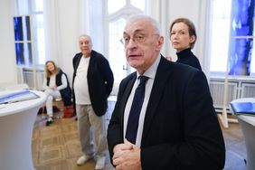 Museumsdirektor Prof. Dr. Christof Wingertszahn (v.), Kuratorin Dr. Barbara Steingießer (r.) und  Künstler Günther Uecker haben die Sonderausstellung "Lichtbogen" gemeinsam präsentiert. 