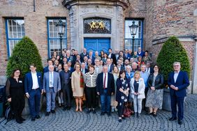 Die deutschen und französischen Lokalpolitikerinnen und -politiker am ersten Konferenzabend vor dem Rathaus der Landeshauptstadt Düsseldorf. Foto: Michael Gstettenbauer