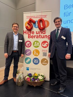 Wirtschaftsdezernent Christian Zaum (r.) mit Gesundheitsamtsleiter PD Dr. Max Skorning bei der Jubiläumsveranstaltung der Schwangerschafts- und Schwangerschaftskonfliktberatung. Foto: Gesundheitsamt
