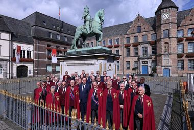 Oberbürgermeister Dr. Stephan Keller hat am Samstag, 5. September 2026, Mitglieder der Internationalen Bruderschaft "Het Gulden Vlies" im Rathaus empfangen. Foto: Stadt Düsseldorf/David Young
