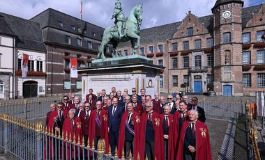 Oberbürgermeister Dr. Stephan Keller hat am Samstag, 5. September 2026, Mitglieder der Internationalen Bruderschaft "Het Gulden Vlies" im Rathaus empfangen. Foto: Stadt Düsseldorf/David Young