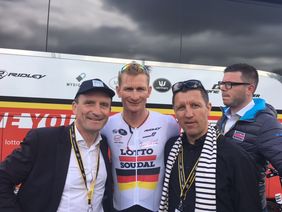 Titelverteidiger Andre Greipel im Trikot des Deutschen Meisters mit Oberbürgermeister Thomas Geisel und Event Director Sven Teutenberg